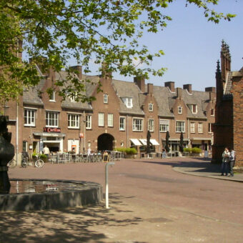 Bron: https://commons.wikimedia.org/wiki/File:Wageningenmarketplace05150001.JPG